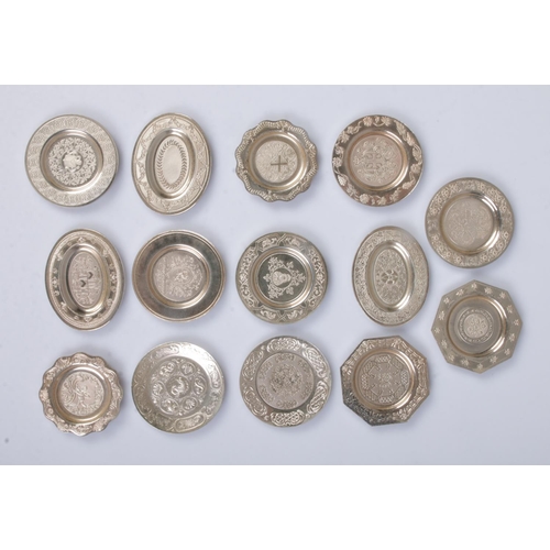 495 - A near complete collection of Franklin Mint Antique English Silver Miniature Plates. With case and c... 