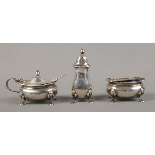 514 - A silver three piece cruet set, assayed Birmingham 1956 by Aide Brothers. Total silver weight: 120g