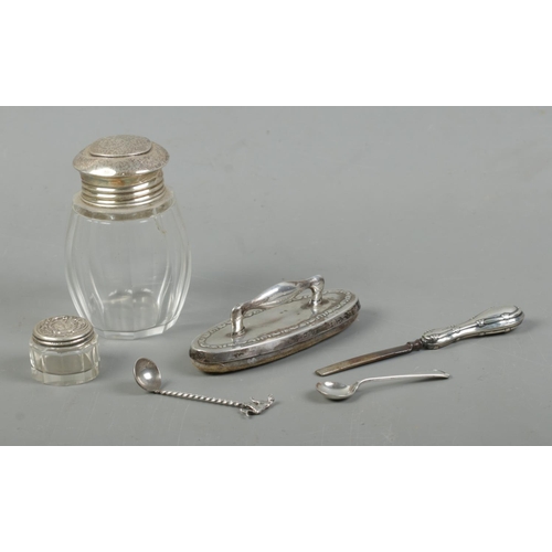 516 - A quantity of silver and silver mounted items, to include trinket jar, nail buffer, letter opener an... 