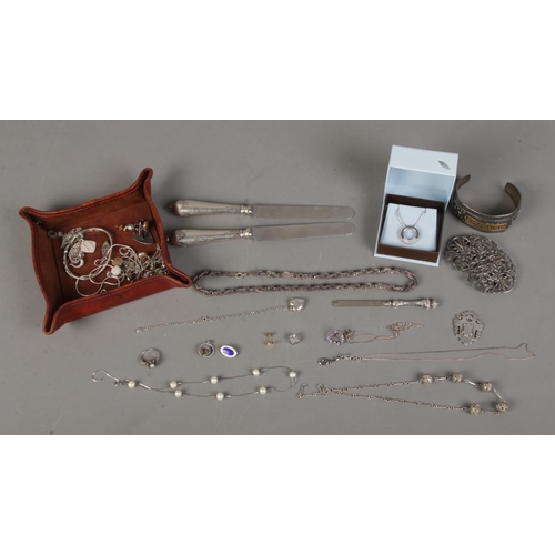 522 - A good collection of assorted silver jewellery to include necklaces, bangles, earrings, etc. Also in... 