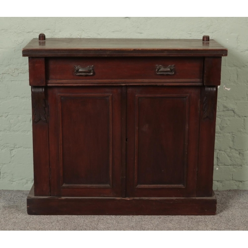 532 - A small mahogany chiffonier with single frieze drawer on plinth base.

Hx82cm
Wx90cm
Dx40cm