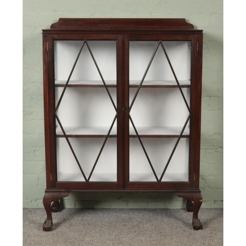 536 - A mahogany glazed display cabinet raised on ball and claw feet.

Hx123cm
Wx90cm
Dx32cm