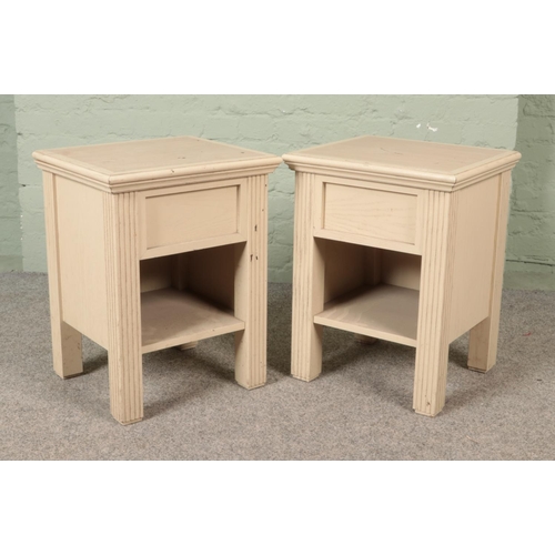 546 - A pair of modern oak bedside tables.

Hx60cm
Wx47cm
Dx42cm