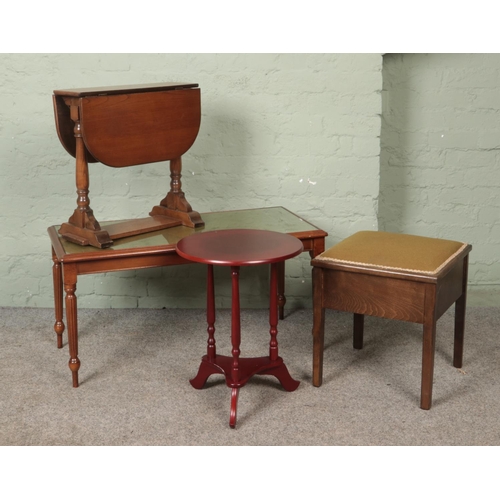 589 - A collection of assorted furniture, to include coffee table, circular side table and commode.