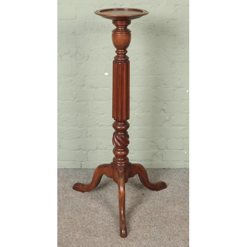 595 - A mahogany plant stand with reeded pedestal and triform base.

Hx112cm