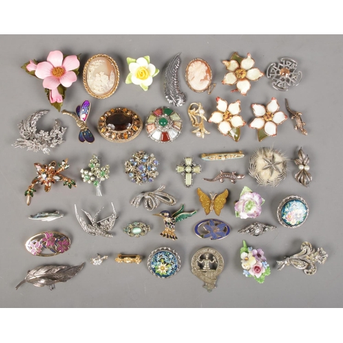 110 - A good collection of over forty vintage and costume jewellery brooches.  To include lizard, hummingb... 