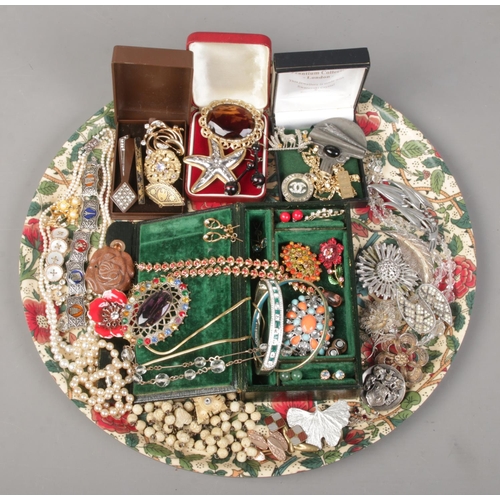 113 - A tray of costume jewellery. Includes bangles, earrings, vintage brooches including star fish exampl... 