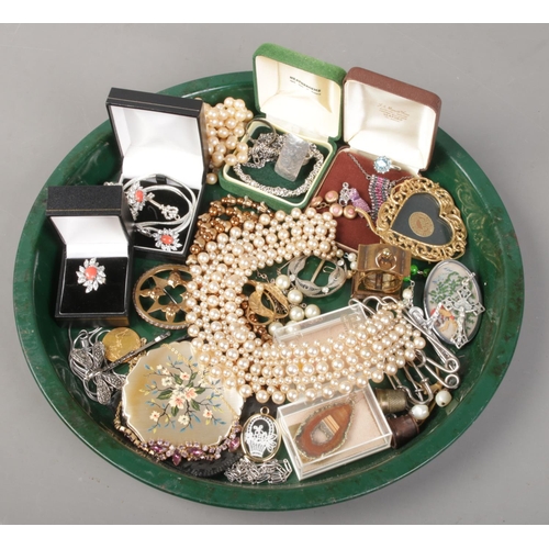 118 - A tray of costume jewellery. Includes compact, simulated pearl collar, Swarovski etc.