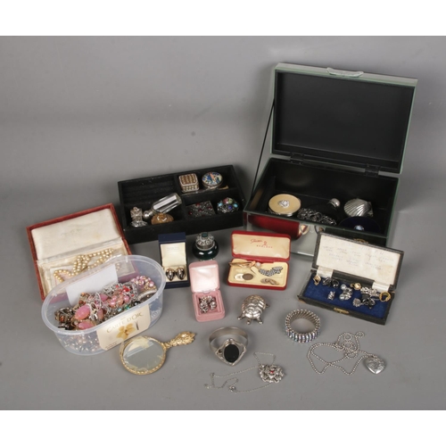 129 - A tray of assorted costume jewellery and collectables to include two pairs of silver cufflinks, pear... 