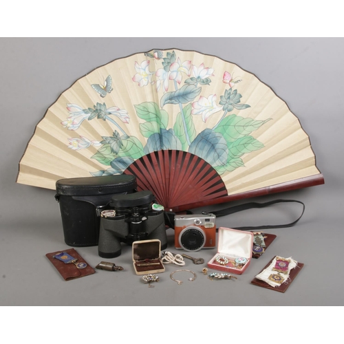 134 - A quantity of collectables, to include a cased pair of binoculars, large hand fan, silver gilt mason... 