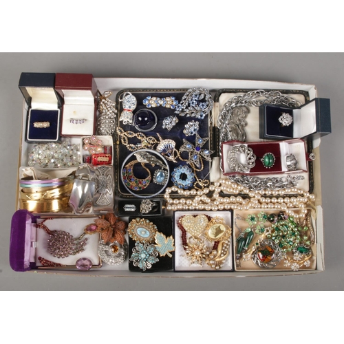 94 - A tray of costume jewellery. Includes vintage paste set brooches, rings, necklaces etc.