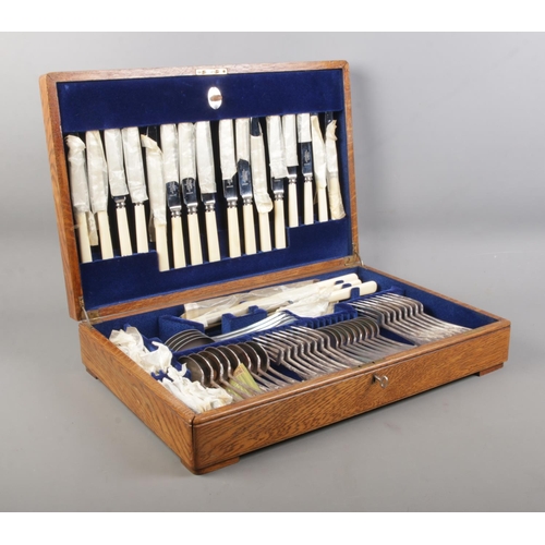 96 - An oak cased Mappin and Webb eight place canteen of cutlery, containing Mappin and Webb flatware. Ap... 