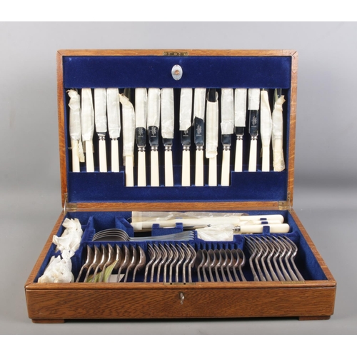 96 - An oak cased Mappin and Webb eight place canteen of cutlery, containing Mappin and Webb flatware. Ap... 