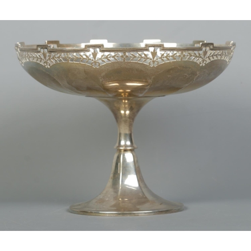 100 - A George V silver pedestal bowl with pierced rim. Assayed for Chester (partial date mark) by Zachari... 