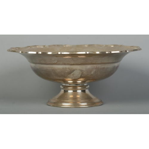 128 - A George V silver pedestal bowl with scalloped edge. Assayed Birmingham 1928 by Barker Brothers Silv... 