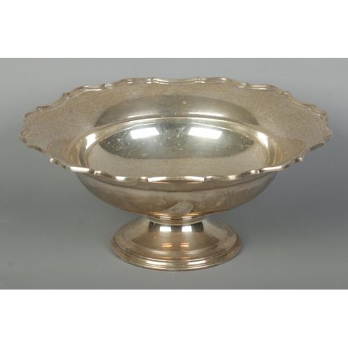 128 - A George V silver pedestal bowl with scalloped edge. Assayed Birmingham 1928 by Barker Brothers Silv... 