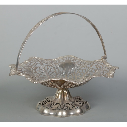 89 - An Edwardian pierced silver basket with swing handle. Assayed Birmingham 1905 by Elkington & Co. Ltd... 