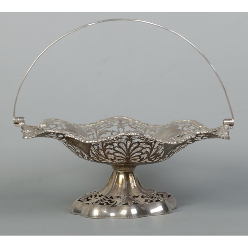 89 - An Edwardian pierced silver basket with swing handle. Assayed Birmingham 1905 by Elkington & Co. Ltd... 