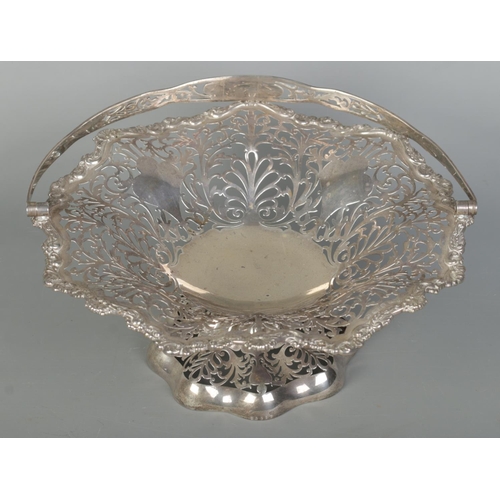 89 - An Edwardian pierced silver basket with swing handle. Assayed Birmingham 1905 by Elkington & Co. Ltd... 