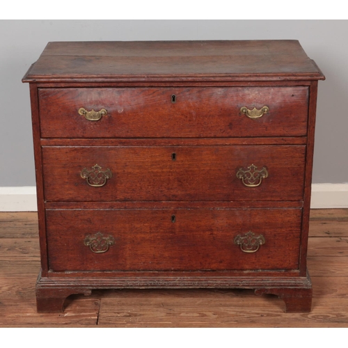 560 - A Georgian style oak Batchelors chest of drawers with brass escutcheons 

Hx73cm
Wx82cm
Dx43cm