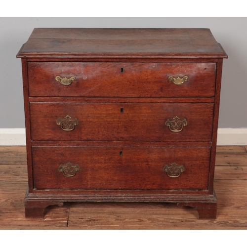 560 - A Georgian style oak Batchelors chest of drawers with brass escutcheons 

Hx73cm
Wx82cm
Dx43cm