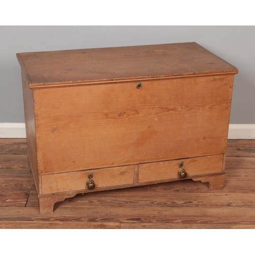 564 - A large pine mule chest with two drawers, each with a single brass door knob and brass escutcheons.
... 