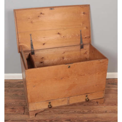 564 - A large pine mule chest with two drawers, each with a single brass door knob and brass escutcheons.
... 