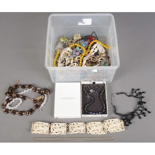 370 - A tin of costume jewellery. Includes boxed Jon Richard jewellery suite, brooches, beads, necklaces, ... 