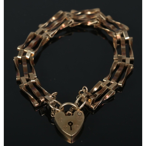 498 - A 9ct gold gate bracelet with 9ct gold heart shaped clasp. 7.03g.