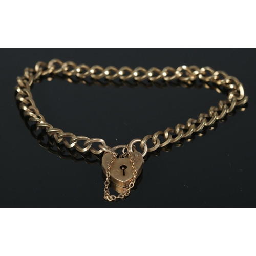 499 - A 9ct gold bracelet with heart shaped clasp. 9.43g