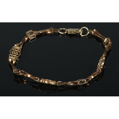 502 - A 9ct gold bracelet with openwork links. 3.78g