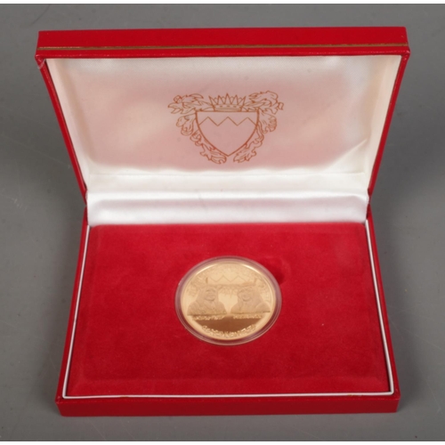 514 - 1986 Bahrain Saudi Causeway gold coin in original display case and sleeve. 31.18g.