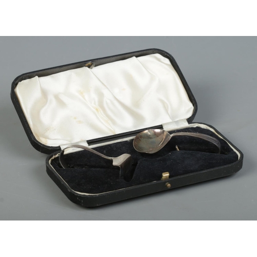 537 - A cased silver baby feeding set. Assayed Sheffield 1936 by Viner's Ltd. 32g.