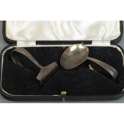 537 - A cased silver baby feeding set. Assayed Sheffield 1936 by Viner's Ltd. 32g.