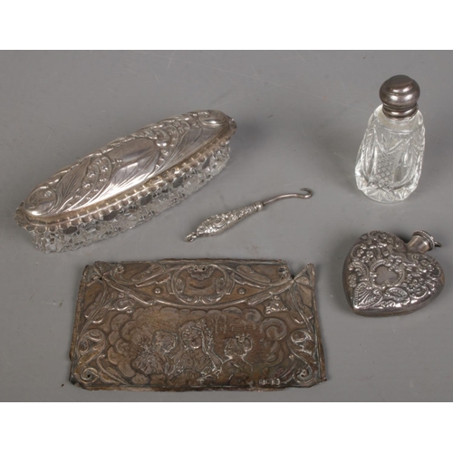 541 - A quantity of silver. Includes heart shaped repousse scent bottle, etc. Silver weight 43g.