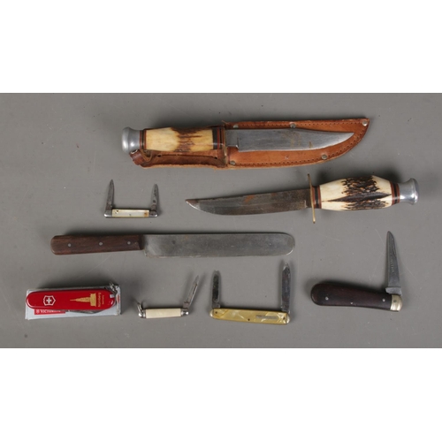 126 - A collection of assorted knives to include C. Butler, Richards, horn handled hunting knives, mother ... 