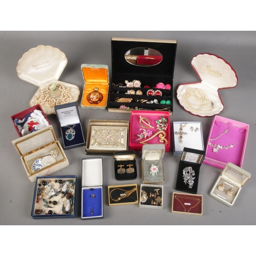 194 - A collection of boxed costume jewellery. Includes cufflinks, earrings, pendant on chain etc.