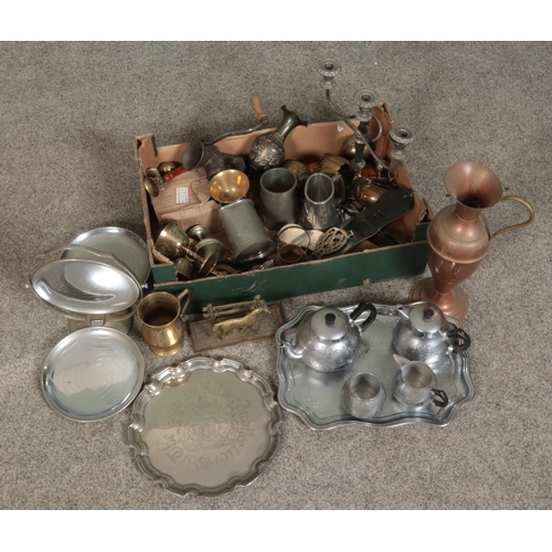 243 - A box of mixed metalwares. Includes candelabra, Swan Brand tea set on tray, copper and brass vessels... 