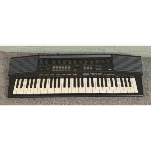 322 - A Yamaha PSR-37 electric keyboard.