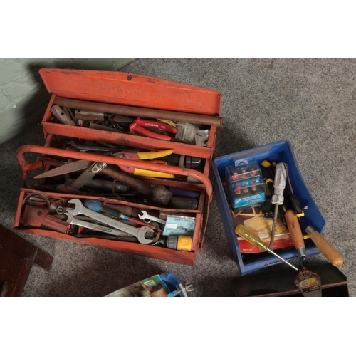 381 - An oak chest of drawers with contents of tools. Includes chisels, Thor hammer, drill bits, spanners ... 