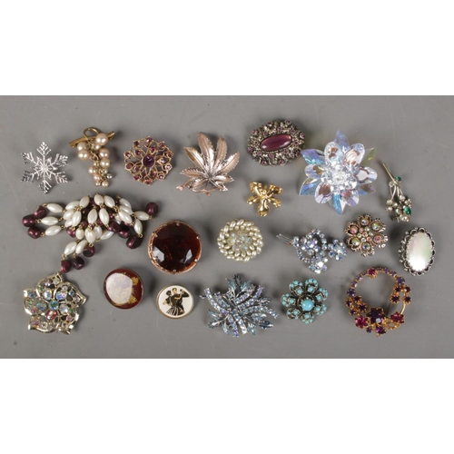 68 - Twenty costume jewellery brooches. Includes paste set examples.