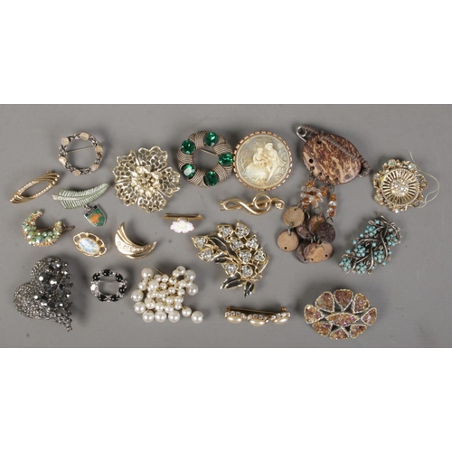 70 - Twenty costume jewellery brooches. Includes Jewelcraft, paste set etc.