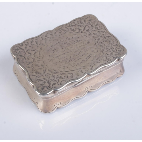 439 - A George V silver snuff box with engraved decoration and presentation inscription to lid. Assayed Bi... 