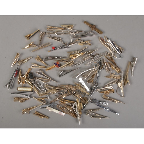 73 - A very large quantity of yellow and white metal tie clips/slides.