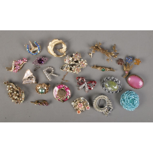 74 - Twenty costume jewellery brooches. Includes Hollywood, yellow metal filigree example etc.