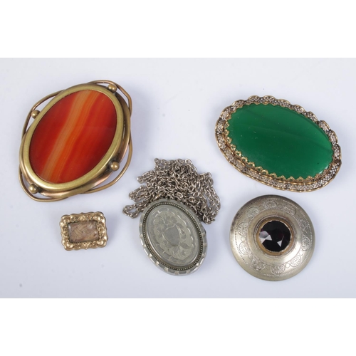 463 - A collection of antique jewellery. Includes large agate brooch, small mourning brooch, white metal l... 