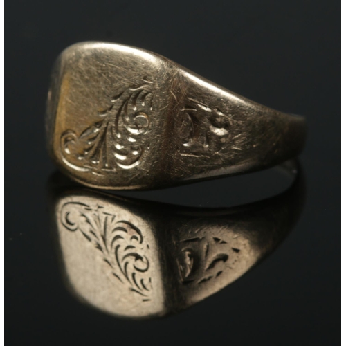 482 - A 9ct gold signet ring with engraved decoration. Size R. 3.4g.