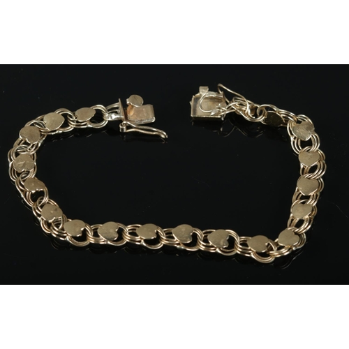 485 - A 9ct gold bracelet with heart shaped links. Length approximately 18cm. 7.3g.