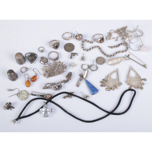 491 - A tray of silver and white metal jewellery. Includes thimbles, brooches, rings etc.