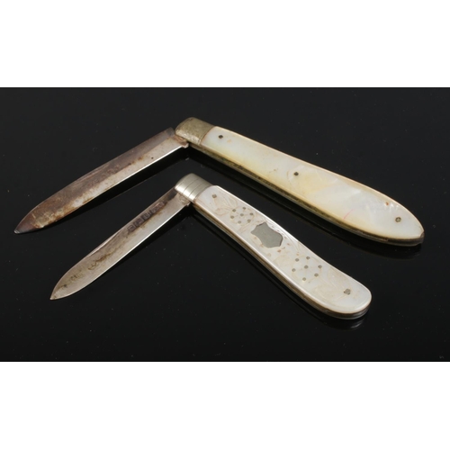 493 - Two silver bladed fruit knives, both having mother of pearl scales. One by John Yeomans Cowlishaw, S... 